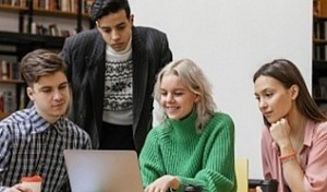 «Зумеры не умеют ждать»: как упростить работу приемной комиссии